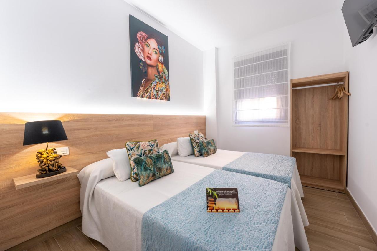 Hostal Romerito Малага Экстерьер фото